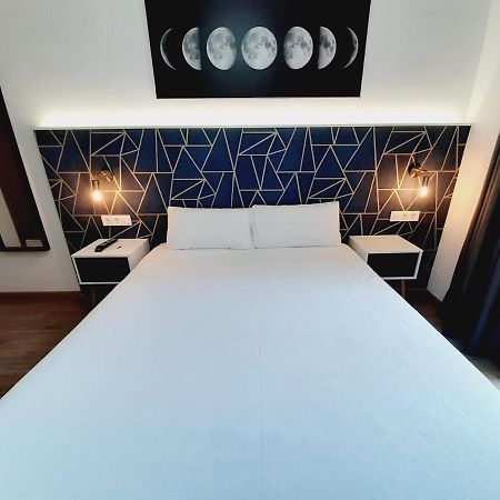 ברצלונה Hostal Laia By Gaiarooms מראה חיצוני תמונה