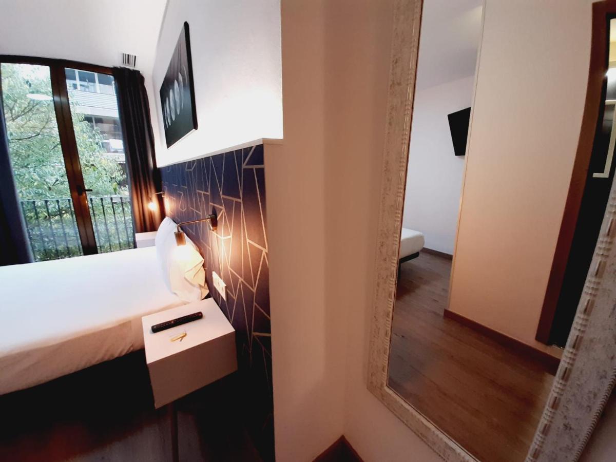 ברצלונה Hostal Laia By Gaiarooms מראה חיצוני תמונה