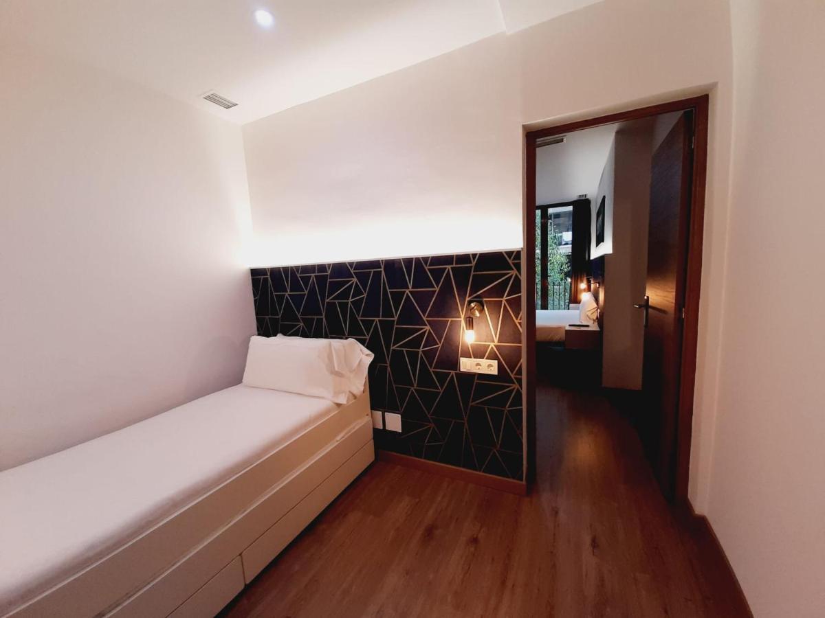 ברצלונה Hostal Laia By Gaiarooms מראה חיצוני תמונה